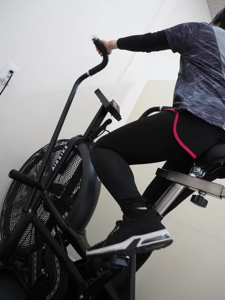 RunFit 24でエアバイクを利用する様子