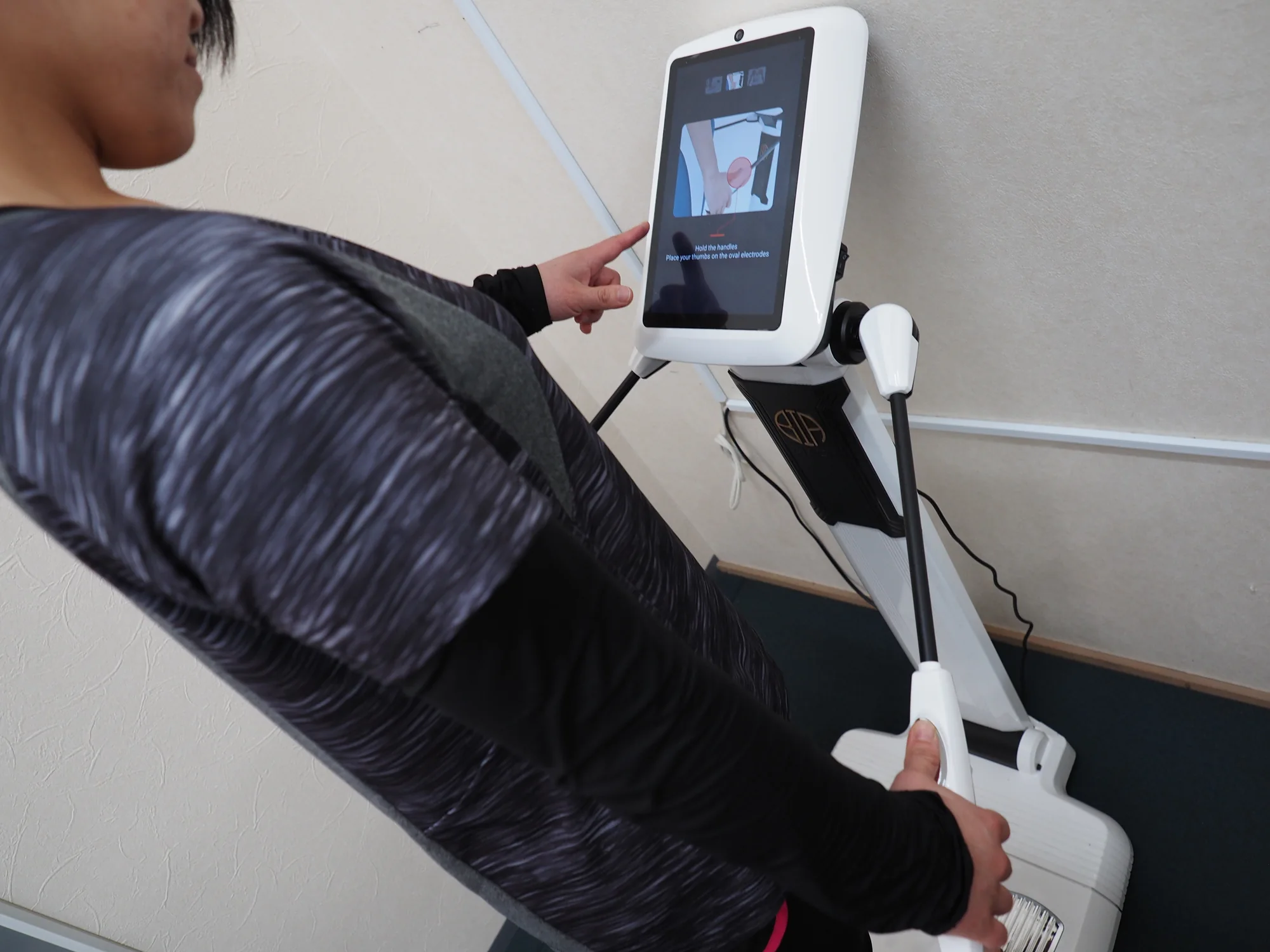 RunFit 24で体組成計を利用する様子